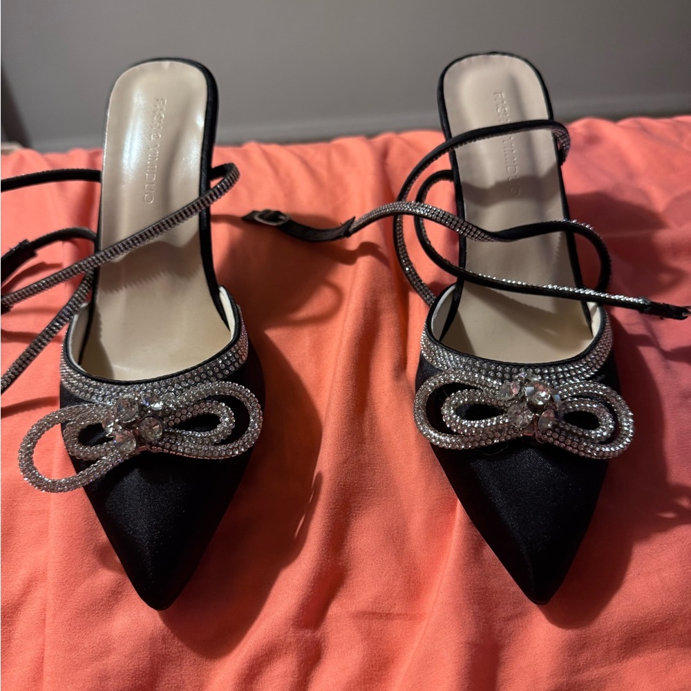 Black Pointed-Toe Kitten Heel Shoes with Bow